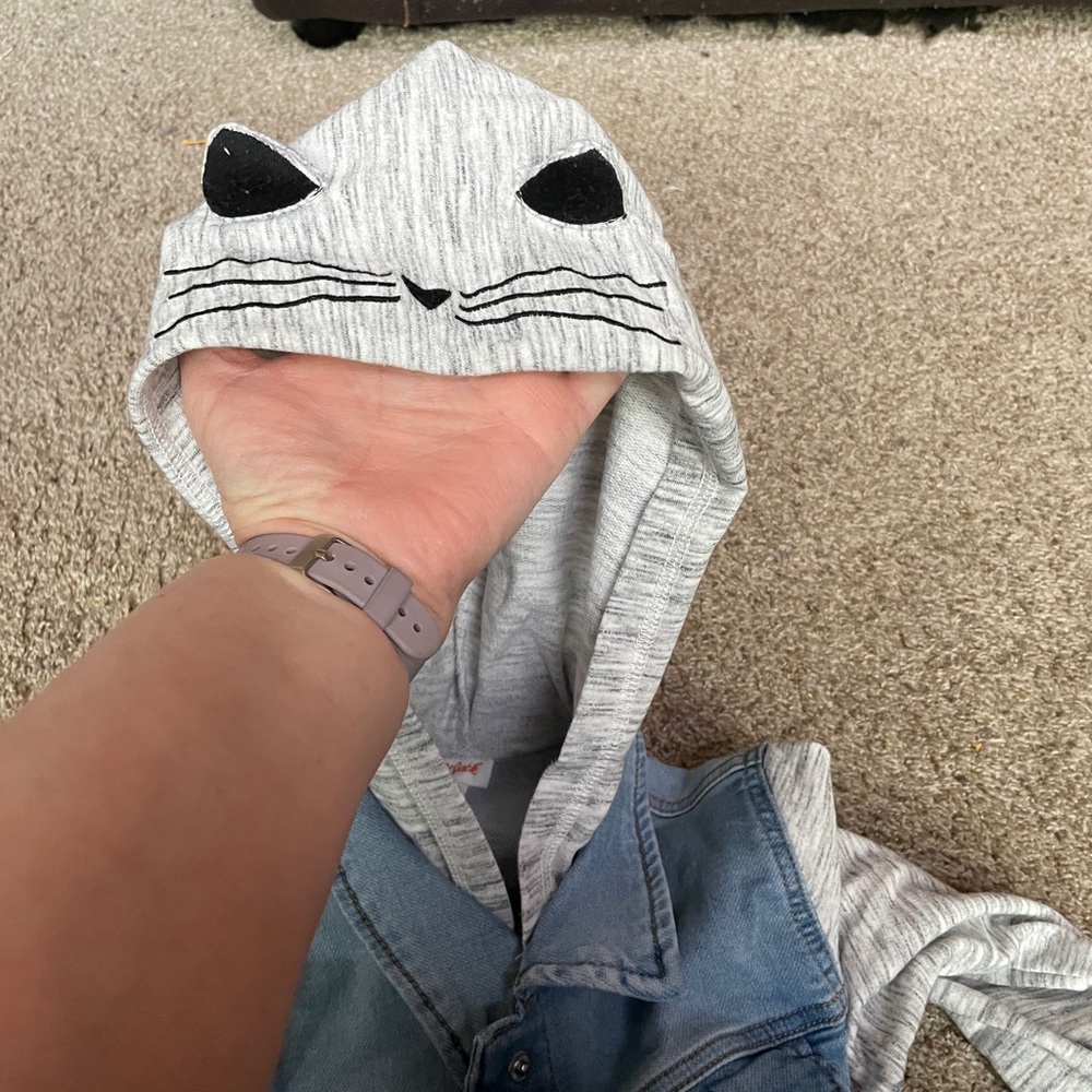 Girls jean jacket w cat face 10/12